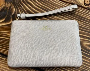 BNWT Coach Corner Zip Wristlet thumbnail 1