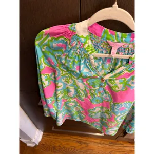 Lilly Pulitzer Elsa silk‎ blouse featuring a ruched neckline, partial button XS thumbnail 2
