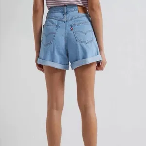 Levi’s 80s Mom Shorts High Rise Cuffed Denim Light Wash Size 32 thumbnail 2