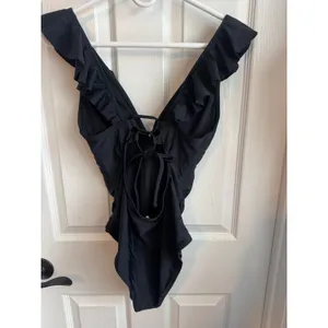 Black Ruffle One‎ Piece Swimsuit Women's Medium Deep V Lace Up Back NEW thumbnail 5
