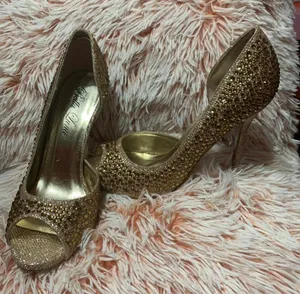 Brand New Gold Heels Size 8 thumbnail 1