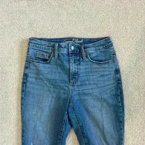Universal Threads blue distressed high rise skinny jeans in size 4 / 27 thumbnail 2