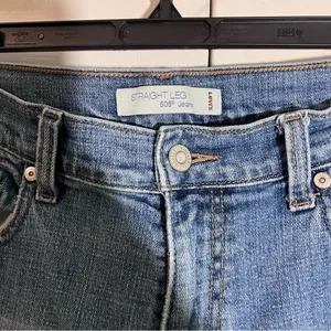 Women’s Levi jeans light wash thumbnail 5