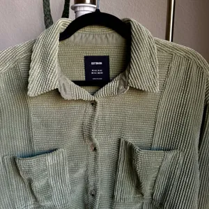 Cotton On Women's Green Cropped Cord Shacket Jacket thumbnail 3