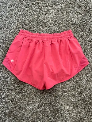 Lululemon Shorts Hotty Hot 2.5" Low-Rise thumbnail 2