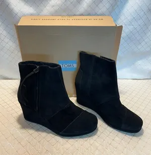 Toms: Women’s SZ8 Desert Wedge High Black Suede Heel Booties thumbnail 1