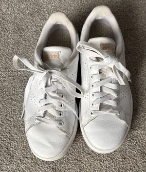 Women’s Adidas Essentials Advantage Shoes white/gold thumbnail 1