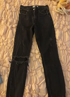 Abercrombie & Fitch The Mom Jeans thumbnail 1