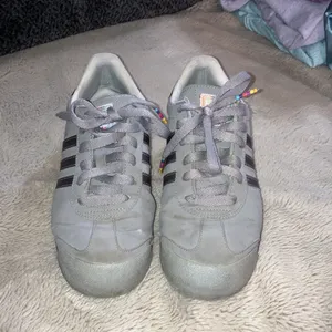 Adidas Samoa Gray Sneakers with Multicolor Sole, Size 7 thumbnail 2