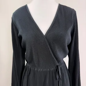 Abercrombie Black Plisse Mini Dress Long Sleeve Elastic Waist Pleated Small thumbnail 4