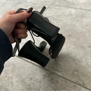 Hillard & Hanson Black Y2K heels thumbnail 4