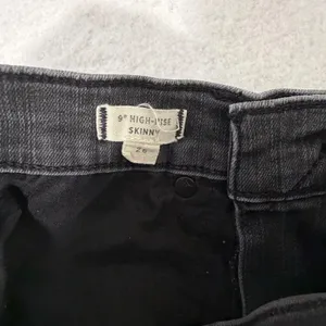 Madewell 9 Inch High Rise Skinny Jean 26 Faded Black Ripped Knee Raw Hem thumbnail 3