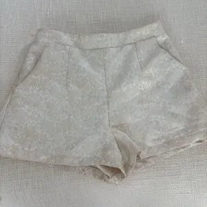 Anna Grace White floral shorts thumbnail 1