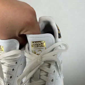 Adidas Stan Smith White Leather Floral Heel Gold Foil Sneakers Womens 6.5 thumbnail 5
