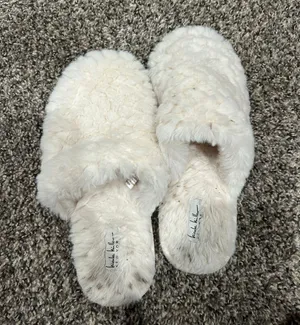Slippers White Size 7.5 thumbnail 1