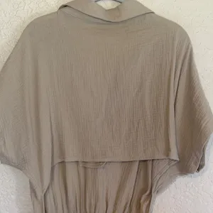 Cupshe Romper Womens S‎ Tan V-Neck Short Sleeve Open Back NEW thumbnail 8