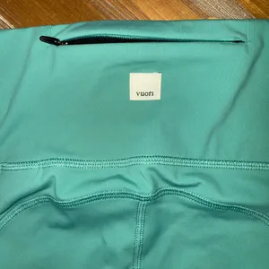 Vuori Stride 7/8 Leggings in Basil Women's Size Medium Athleisure Performance thumbnail 6