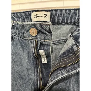 Seven7 Gusset High Waist Ankle Barrel Jeans in a medium-blue wash Size 8 thumbnail 7