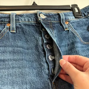 Levi’s 501 Button Fly High Waisted Cutoff Distressed‎ Denim Shorts Dark Size 31 thumbnail 3