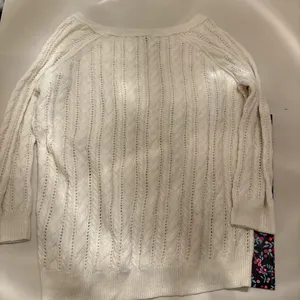 American eagle outfitters Size: medium White cable knit sweater Small stain in front shown in photo #preppy thumbnail 5