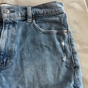Abercrombie & Fitch High Rise “The Mom Short” thumbnail 7