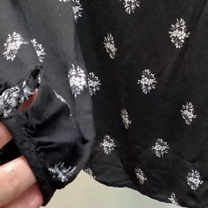 Old Navy Vneck blouse Black with white flowers. Size Large thumbnail 6