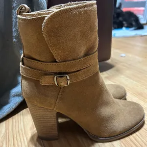 Light Tan Suede heeled Ankle Boots zipper on inside women’s 8M thumbnail 7