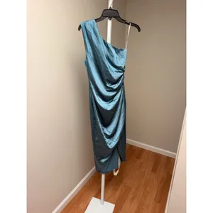 Elliatt Revolve Cassini Midi Dress in Cadet Blue Size Small thumbnail 4