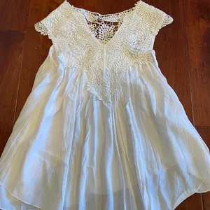 White Top with Lace Detailing Size M thumbnail 1