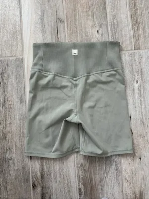 Vuori Women’s Rib Studio Bike Short High Waist Light Grey Size Small thumbnail 6