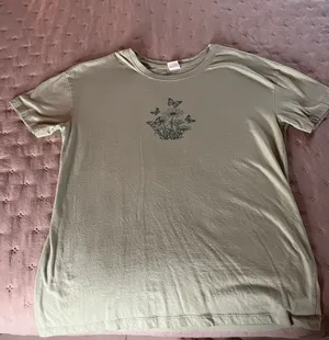 Butterfly Graphic Tee Size XS thumbnail 1