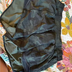Lululemon Black Athletic Shorts Hottie Hot thumbnail 1