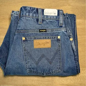 Wrangler Women’s High Rise Relaxed Mom Jeans. Medium Wash. Size 27. thumbnail 12