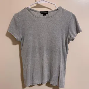 Banana Republic Women’s Grey Short Sleeve Shirt Size Small (Used) thumbnail 1