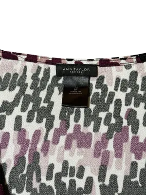 Ann Taylor Sleeveless Faux Wrap Top M Black Mauve Abstract Ruched Career Blouse thumbnail 2