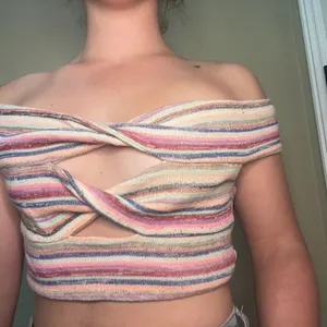 URBAN OUTFITTERS Kimchi Blue Off Shoulder Twisted Front Crop Top - M thumbnail 4