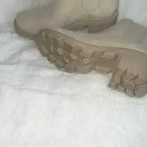 Steve Madden‎ Cream Ankle Booties with Suede Texture thumbnail 4