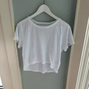 Beyond Yoga Signature High Low Cropped Tee thumbnail 3