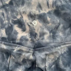 Lululemon Athletica Blue and Cream Tie-Dye Leggings thumbnail 3