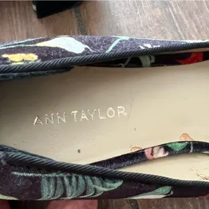 Black Floral Velvet Block Heel Ann Taylor Shoes size 6.5M thumbnail 6