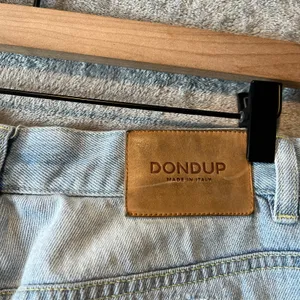 Dondup Distressed Mila Carrot Fit Jeans Light Wash Size 30‎ X 28” thumbnail 3