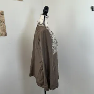 Sundance 100% Silk Embroidered Boho Tunic Brown Floral Split Neck Tie Top Medium thumbnail 2