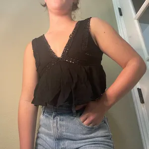 ACEMI Boutique Black Lace Detail Flowy Crop Top Tank - size small thumbnail 2