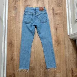 LEVI'S | Women's 501 Raw Hem Light‎ Wash Hidden Button Blue Denim Jeans, W24 L28 thumbnail 2