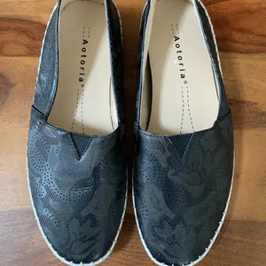 AOTORIA Black Slip On Shoes Size 8 thumbnail 3
