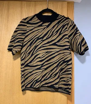 Michael Kors Short Sleeve Animal Prink Sweater Top - Size Medium thumbnail 1