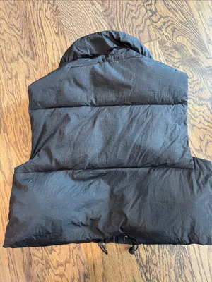 Amazon Women’s Black Puffer Vest Jacket  size small thumbnail 3