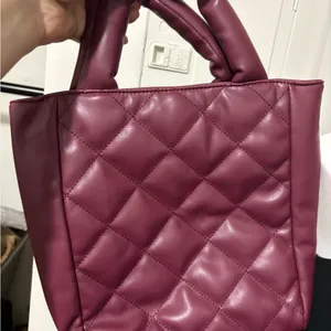 Quilted Burgundy Tote Bag Red thumbnail 1