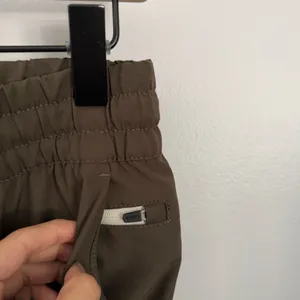 Vuori Weekend Joggers Kale Lightweight Outdoor Hike Drawstring Sustainable S/M thumbnail 4