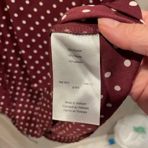 Cute maroon polka dot skinny tie waist Motherhood Maternity tunic blouse work thumbnail 5